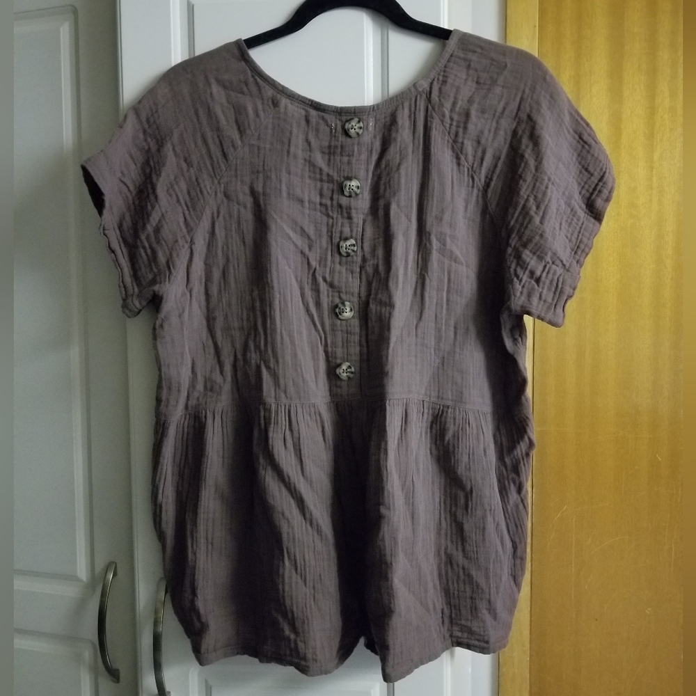 🍁🌺💮Maurices v neck gauzy cotton top with back tortoise faux buttons